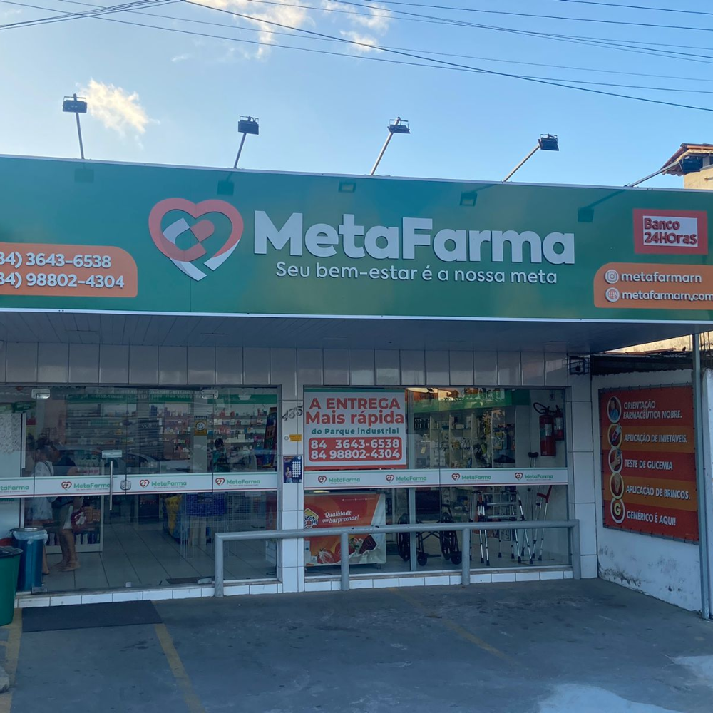 Farmacêutica atendendo cliente com atenção e cuidado