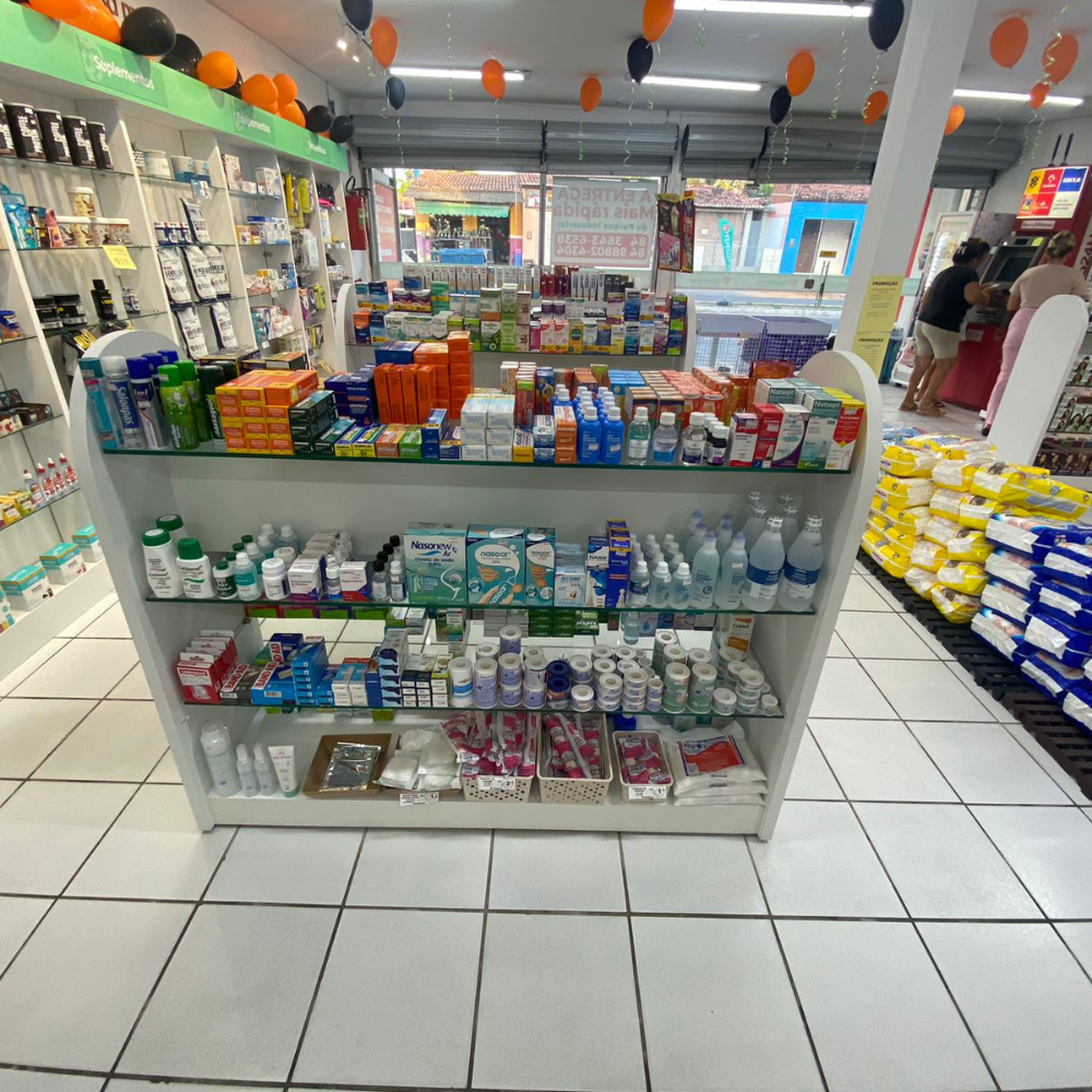 Corredor com ampla variedade de produtos de saúde e bem-estar