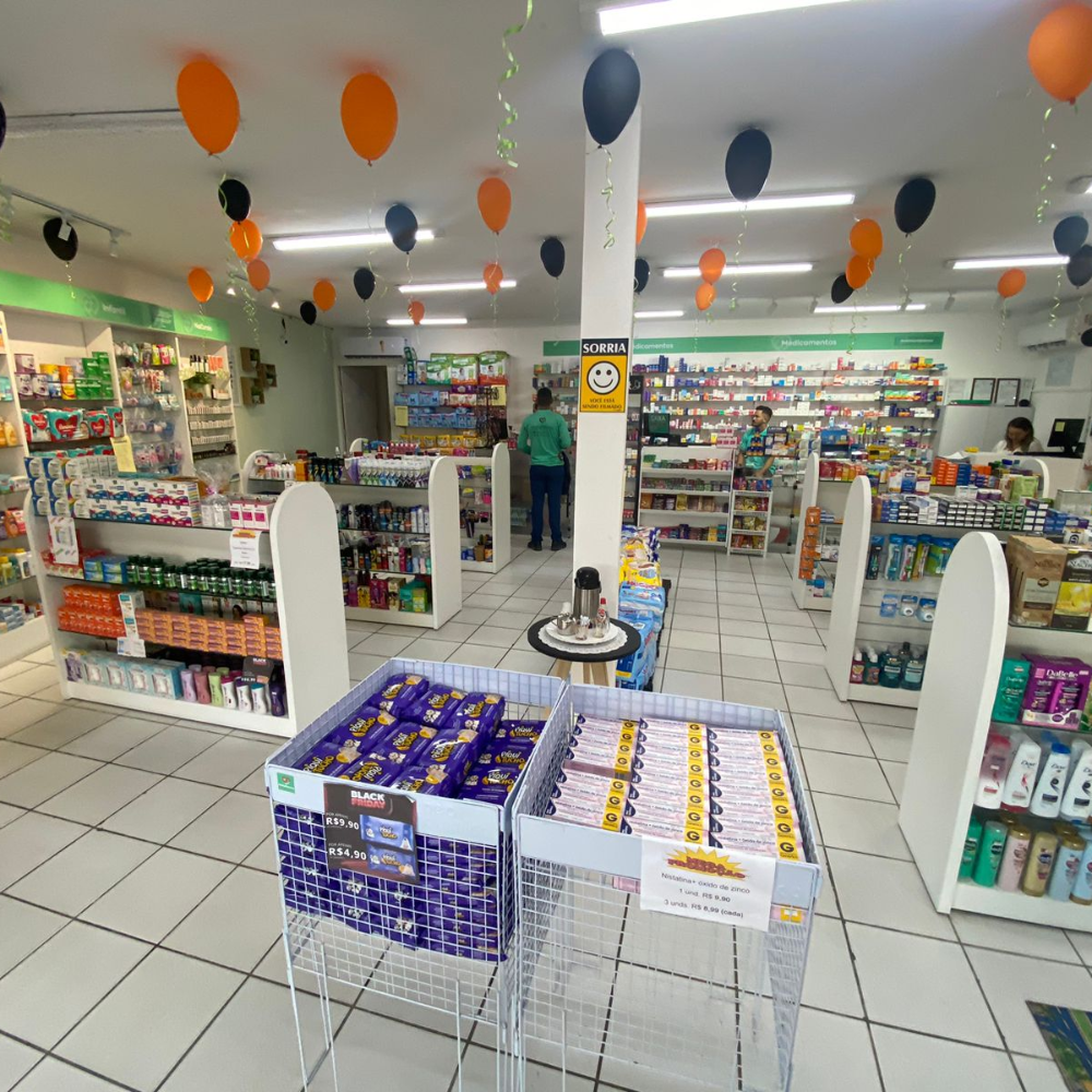 Interior espaçoso e organizado da Metafarma